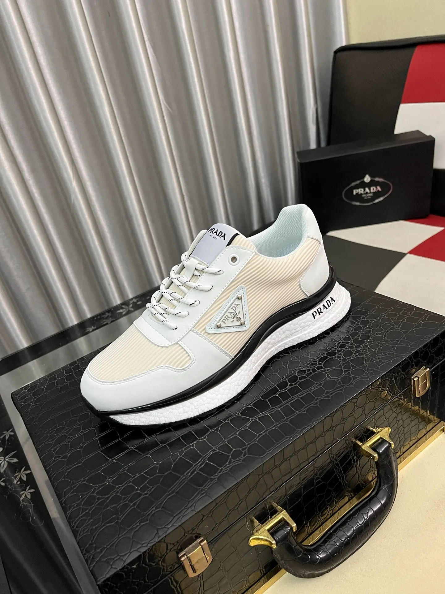 Men's Men's Shoes 💰458⌚️⌚️ Prada/Prada Men's new casual shoes, this sports shoe is made of imported calfskin upper with breathable mesh and breathable mesh lining. The foot pads are made of sheepskin, and the outsole is made of non-slip sports exclusive rubber outsole with logo. It feels good on the feet and is a fashionable item! Size: 38-44 4️⃣colors available